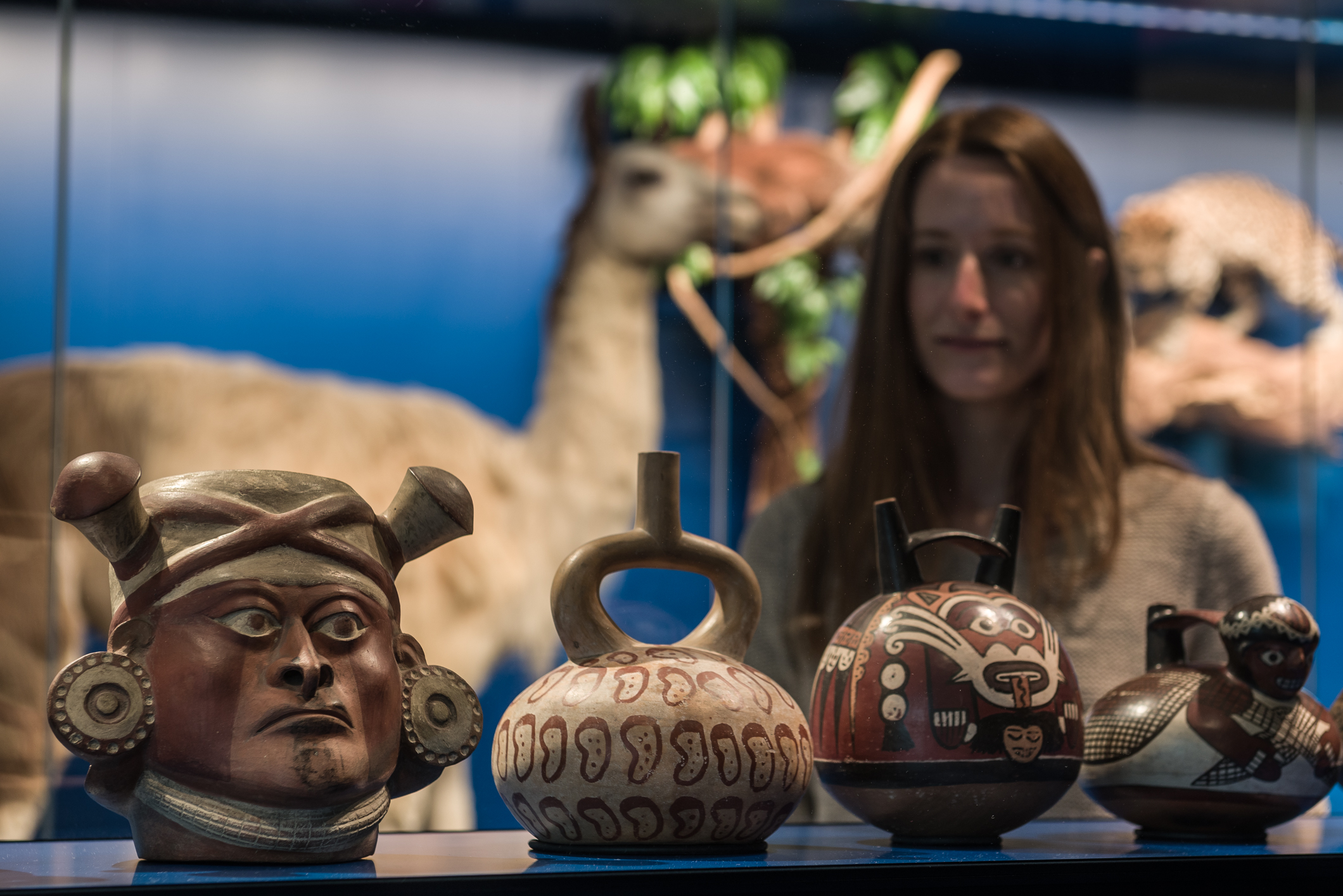 A person looks at exhibits in the Überseemuseum.