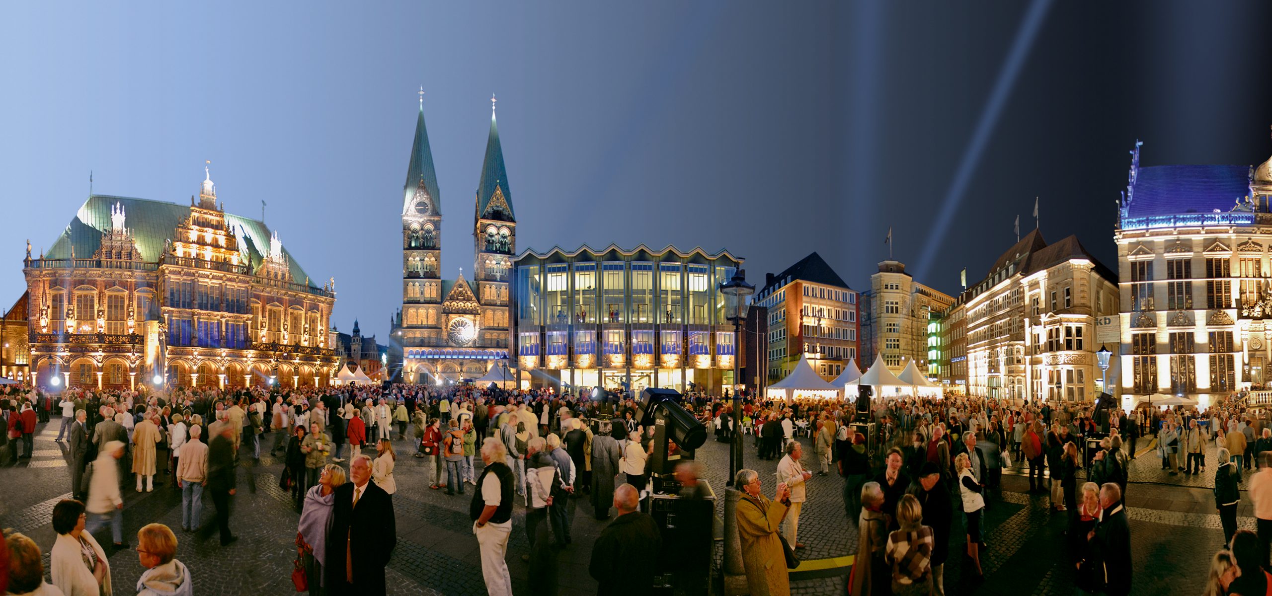 Der Bremer Marktplatz bei Nacht.